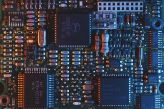 Primer plano de un chip sobre una placa electrónica, imagen asociada a semiconductores de IA.