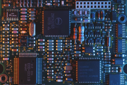 Primer plano de un chip sobre una placa electrónica, imagen asociada a semiconductores de IA.