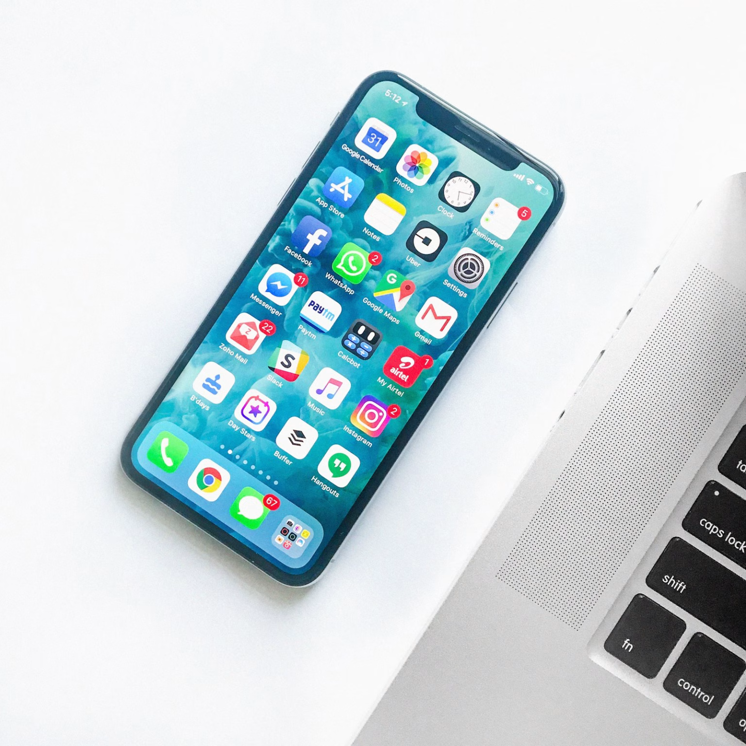 Telefono movil moderno sobre una mesa con aplicaciones abiertas
