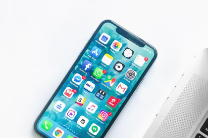 Telefono movil moderno sobre una mesa con aplicaciones abiertas