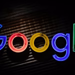 Rótulo de Google en un edificio, imagen asociada a liderazgo en inteligencia artificial.