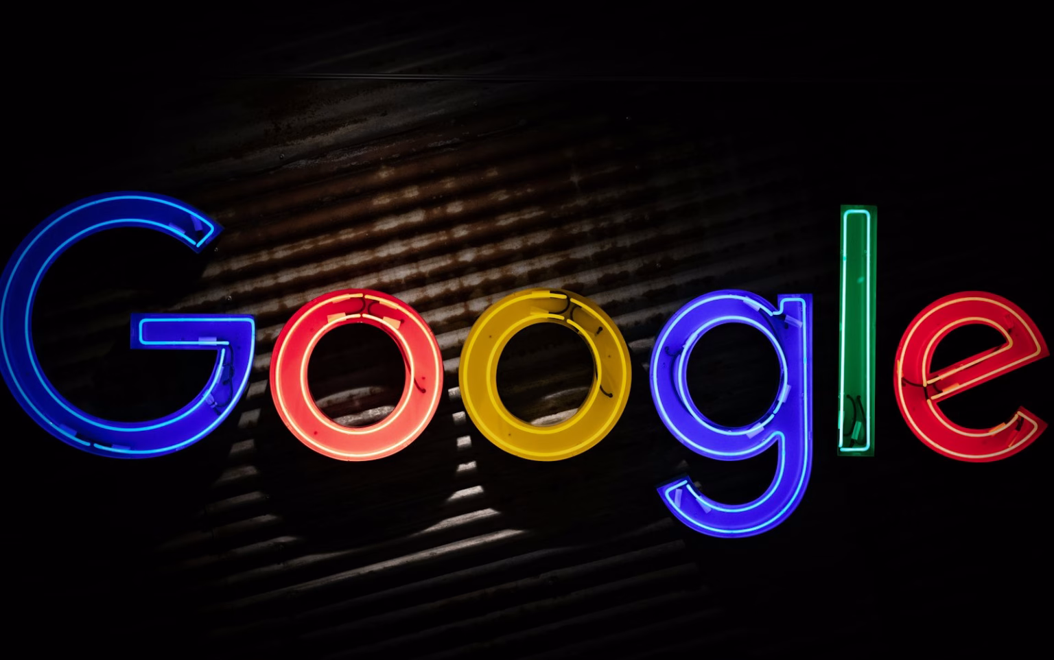 Rótulo de Google en un edificio, imagen asociada a liderazgo en inteligencia artificial.