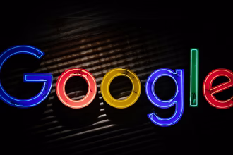 Rótulo de Google en un edificio, imagen asociada a liderazgo en inteligencia artificial.
