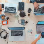 Equipo de ingeniería trabajando con métricas y software en ordenadores