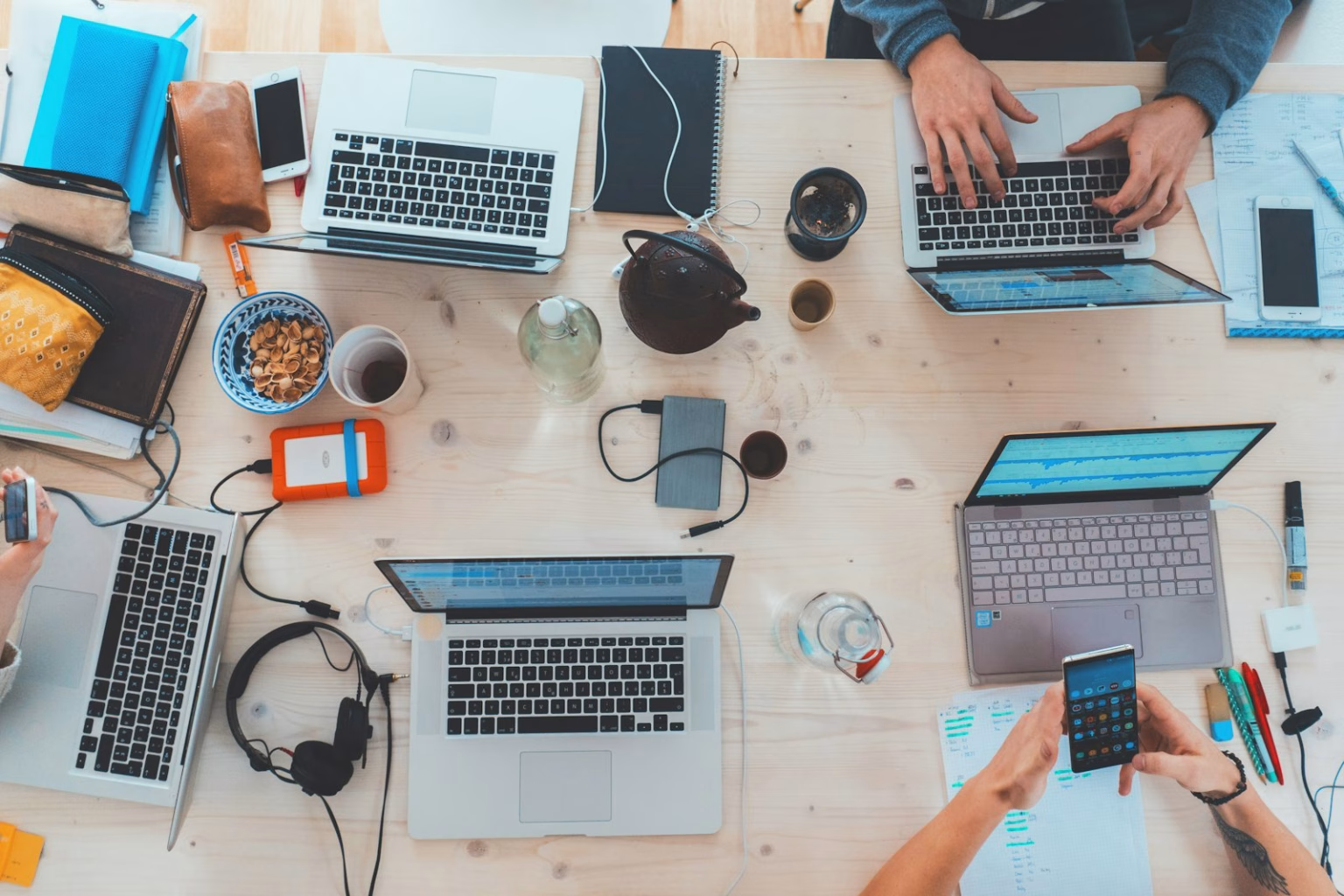 Equipo de ingeniería trabajando con métricas y software en ordenadores