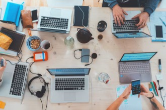 Equipo de ingeniería trabajando con métricas y software en ordenadores