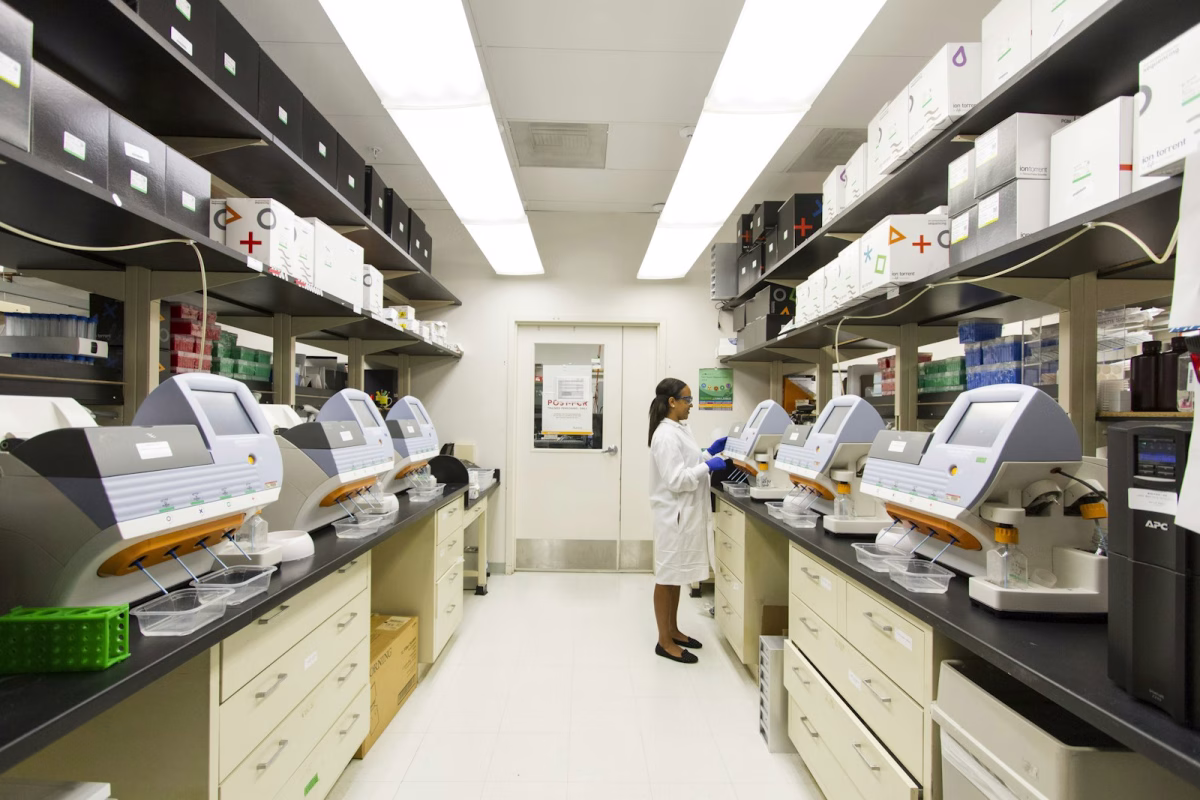 Profesional sanitario usando una interfaz digital de identificación biométrica.