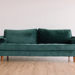 Mobiliario moderno en un apartamento pequeño, imagen asociada a espacios habitables flexibles.