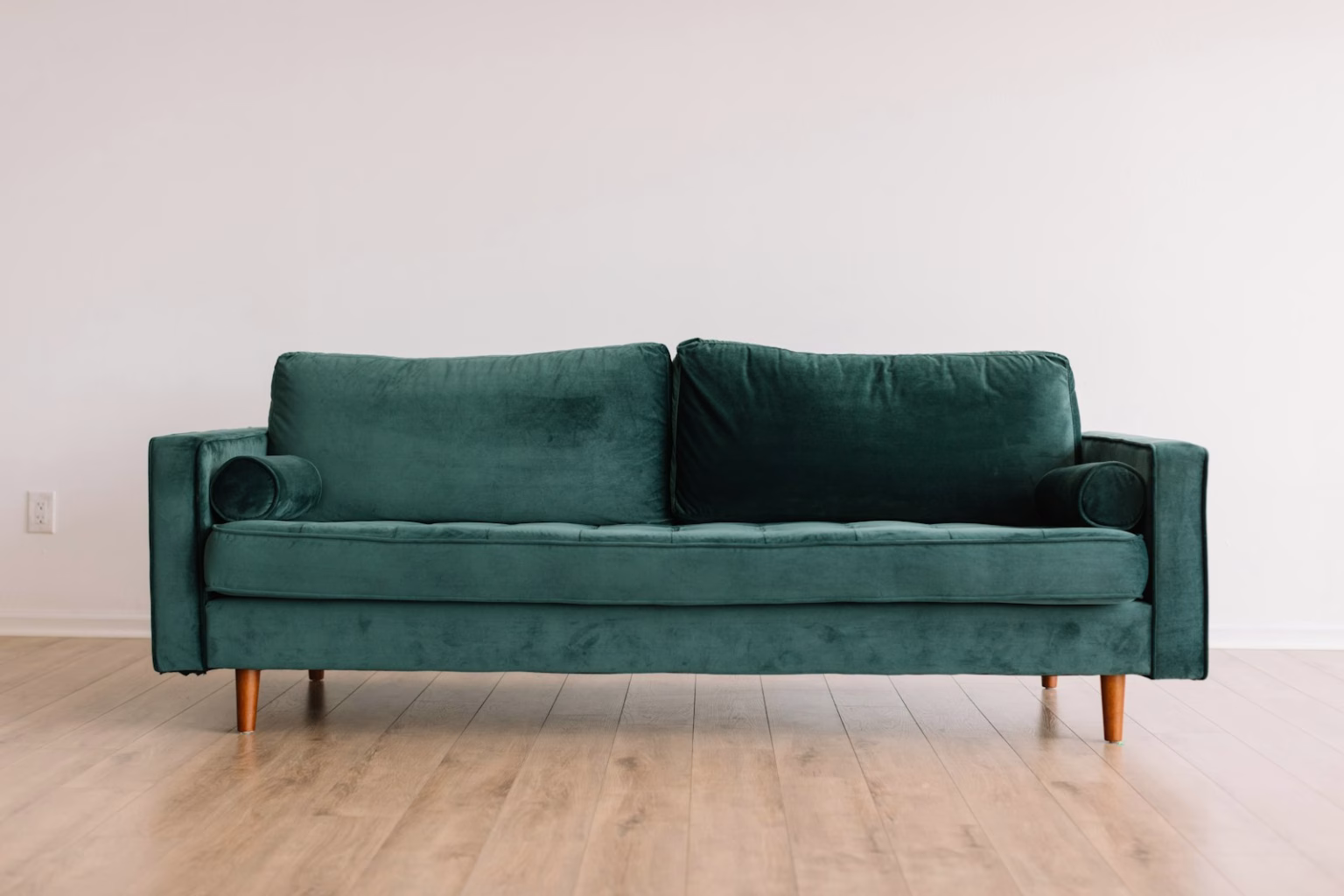 Mobiliario moderno en un apartamento pequeño, imagen asociada a espacios habitables flexibles.