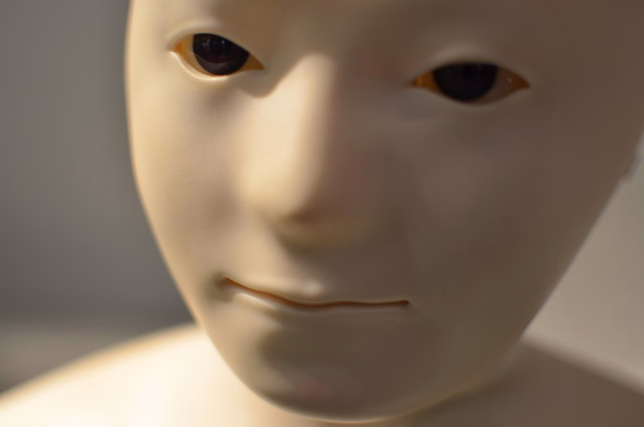 Rostro de un robot humanoide usado como referencia visual para robotica avanzada