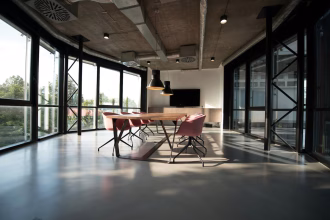 Oficina tecnológica con equipos trabajando en una plataforma digital inmobiliaria
