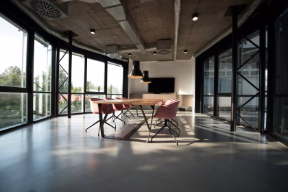 Oficina tecnológica con equipos trabajando en una plataforma digital inmobiliaria