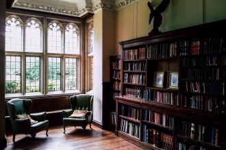 Biblioteca con estanterías de libros para ilustrar derechos de autor e inteligencia artificial