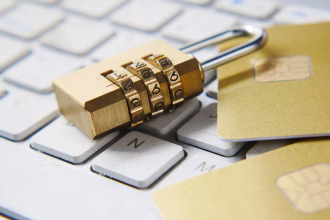 Candado de combinación sobre teclado y tarjetas como símbolo de privacidad digital