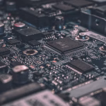 Primer plano de componentes electronicos y circuitos para fabricacion de chips