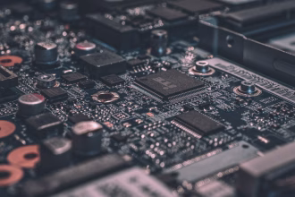 Primer plano de componentes electronicos y circuitos para fabricacion de chips