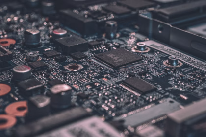 Primer plano de componentes electronicos y circuitos para fabricacion de chips