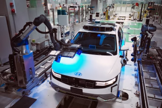 Sistema de vision artificial inspeccionando piezas en un entorno industrial