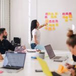Equipo empresarial revisando flujos de datos en una pantalla, imagen asociada a agentes de IA corporativos.