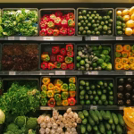 Cajas de frutas y verduras frescas en un mercado, imagen relacionada con conservación alimentaria