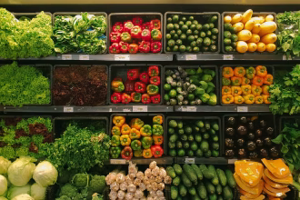 Cajas de frutas y verduras frescas en un mercado, imagen relacionada con conservación alimentaria