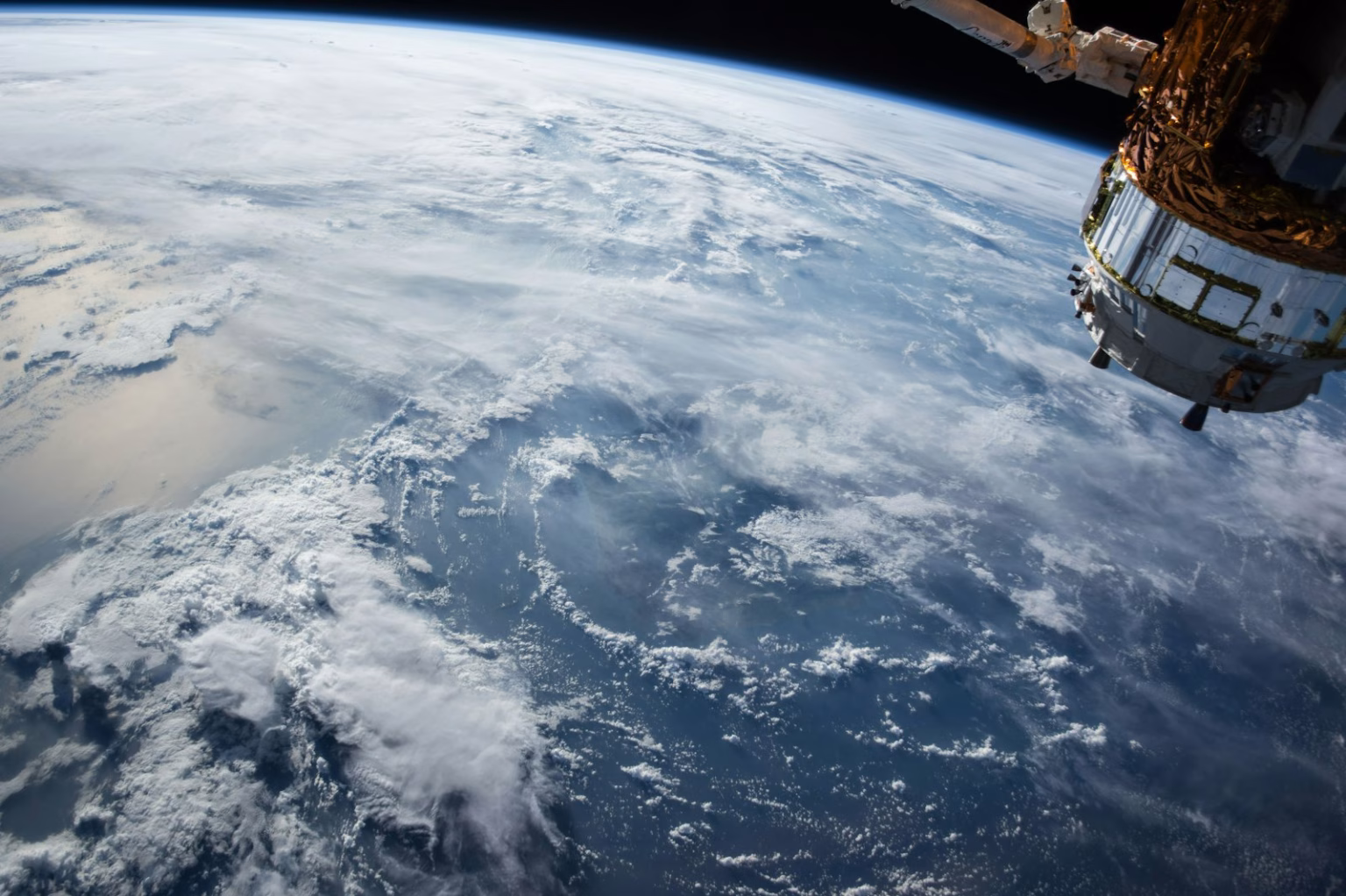 Satélite orbitando la Tierra como imagen asociada a tecnología espacial VLEO.
