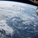 Satélite sobre la Tierra visto desde el espacio, imagen relacionada con tecnología espacial