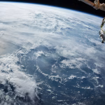 Vista de la Tierra desde el espacio, simbolo de tecnologia espacial y satelites.