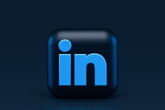 Persona usando una red social profesional en un ordenador portatil.