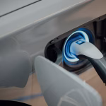 Vehículo eléctrico compacto cargando en una estación urbana