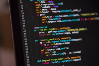 Pantalla con código de software en un entorno de trabajo tecnológico