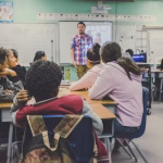 Aula con ordenadores portátiles, imagen asociada a educación digital e inteligencia artificial.