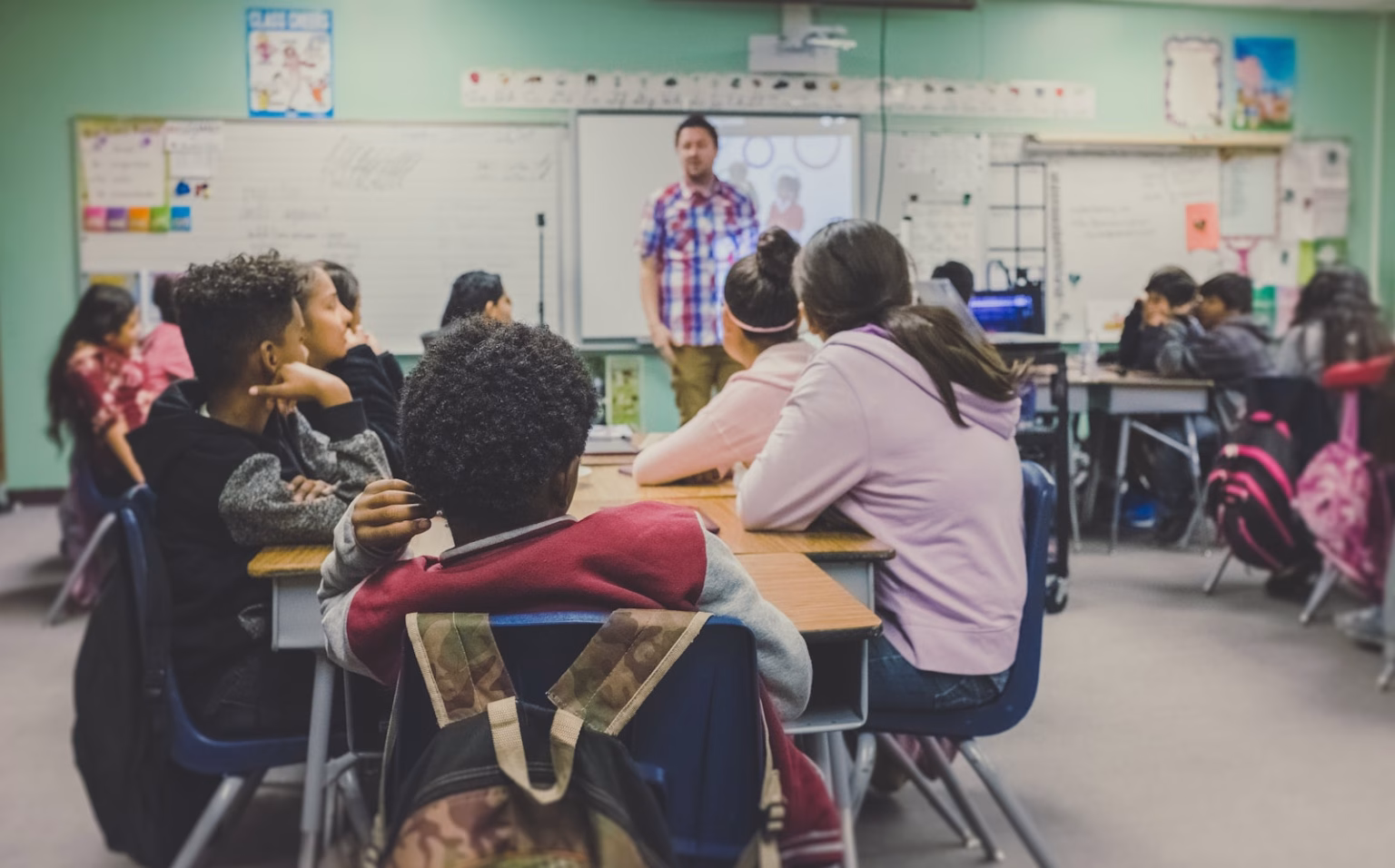 Aula con ordenadores portátiles, imagen asociada a educación digital e inteligencia artificial.
