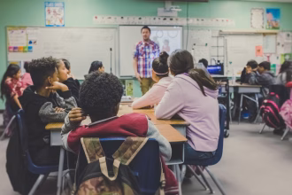 Aula con ordenadores portátiles, imagen asociada a educación digital e inteligencia artificial.