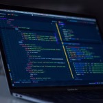 Pantalla con código de software, imagen asociada a agentes de programación con inteligencia artificial.