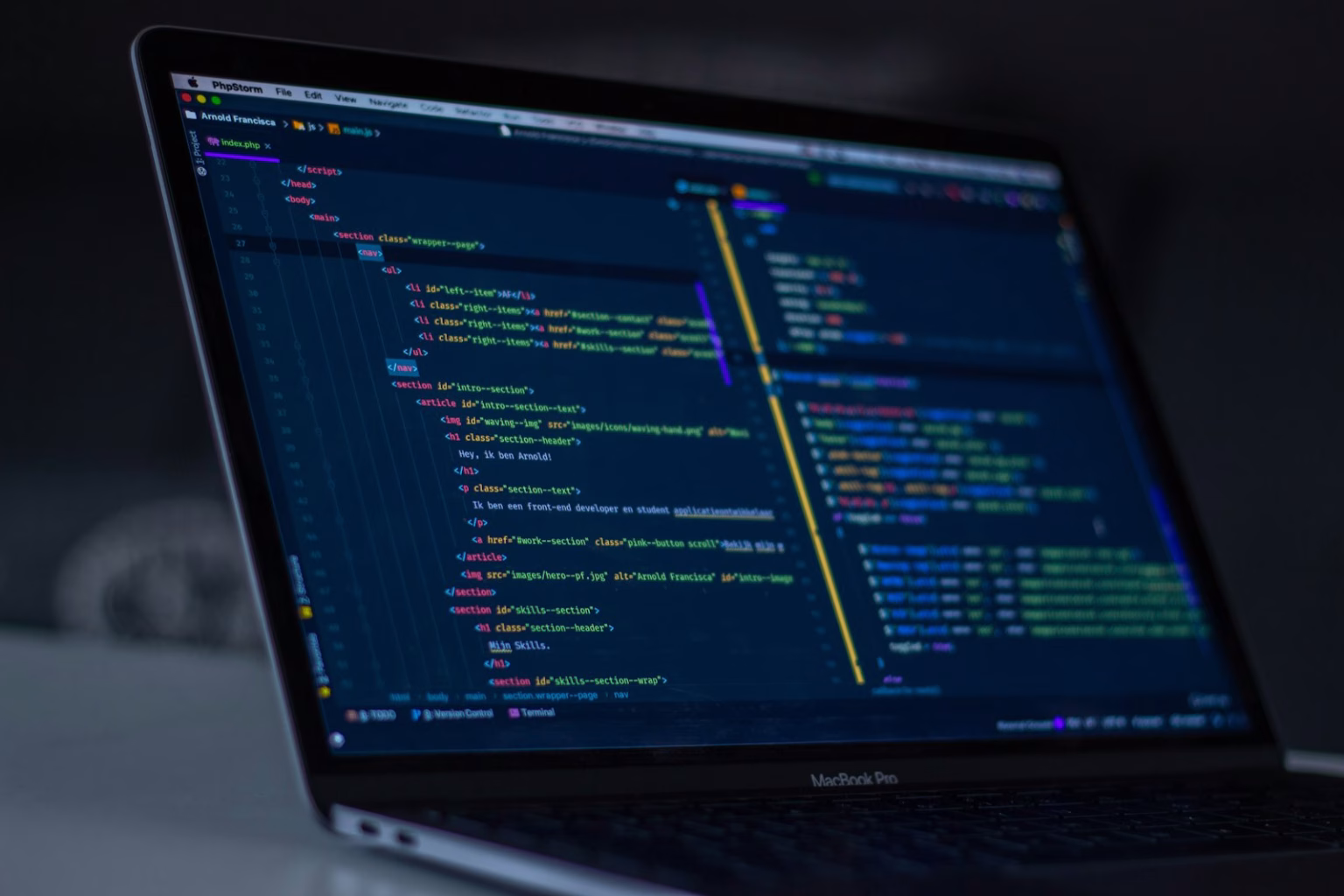 Pantalla con código de software, imagen asociada a agentes de programación con inteligencia artificial.