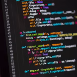 Persona trabajando con codigo en un portatil durante la noche