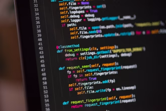 Persona trabajando con codigo en un portatil durante la noche