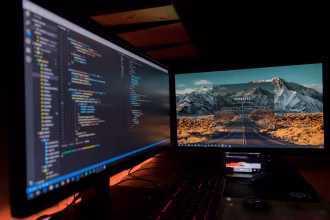 Mesa de trabajo con bocetos de animación, imagen asociada a producción audiovisual infantil.