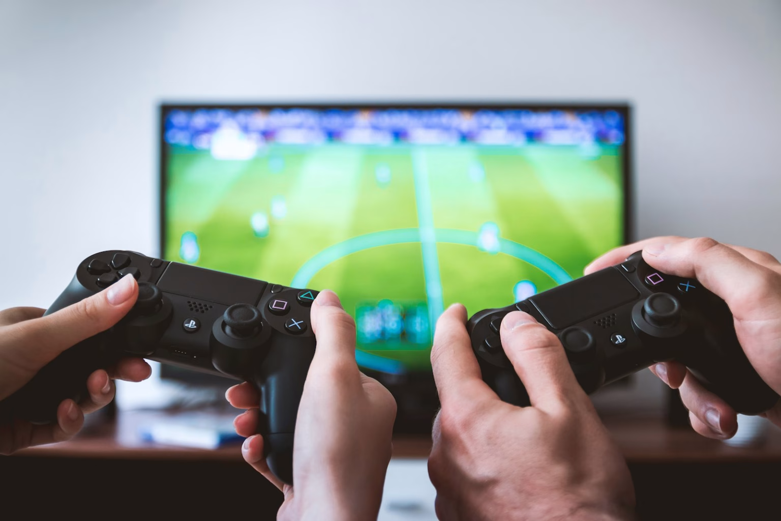 Persona usando un mando frente a una pantalla, imagen asociada a videojuegos y entretenimiento digital.