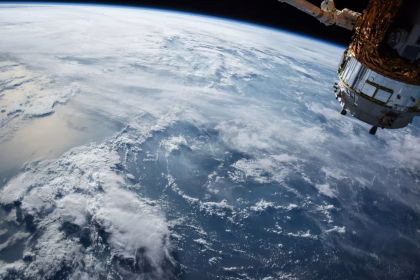 Vista de la Tierra desde el espacio con satelite en orbita