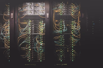 Filas de servidores en un centro de datos para entrenamiento de inteligencia artificial