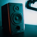Altavoz inteligente sobre una mesa en un hogar conectado