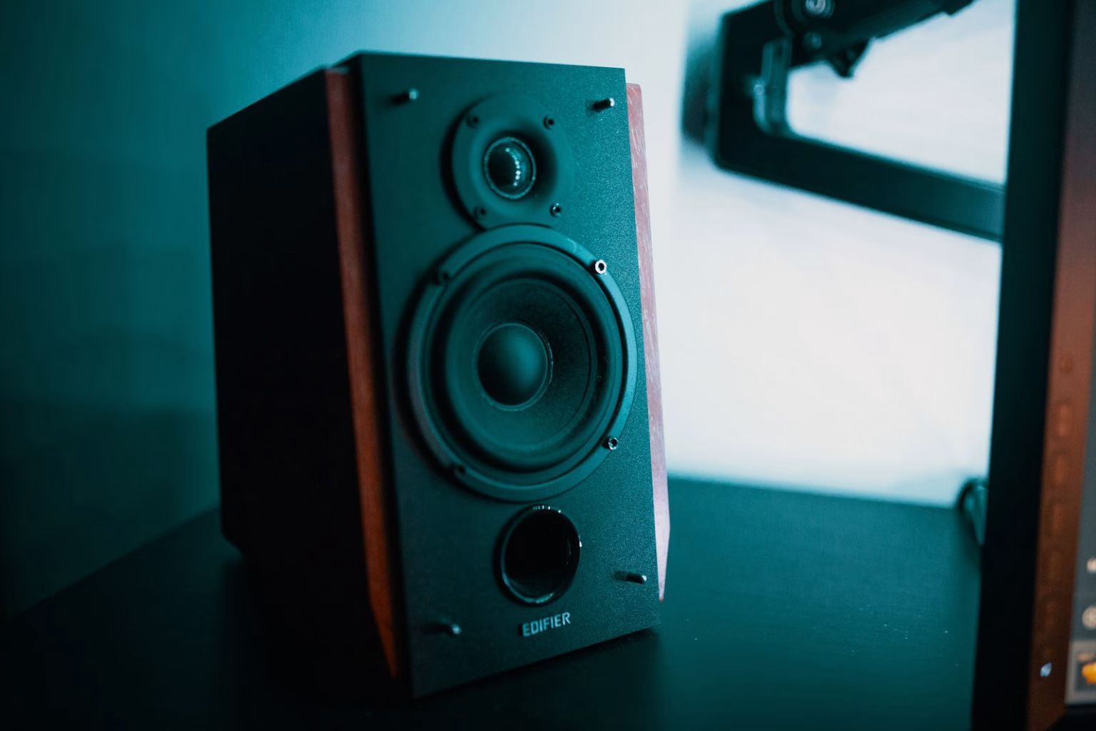 Altavoz inteligente sobre una mesa en un hogar conectado