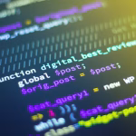 Pantalla con código informático asociada a ciberseguridad e inteligencia artificial