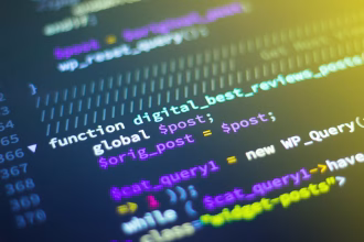 Pantalla con código informático asociada a ciberseguridad e inteligencia artificial