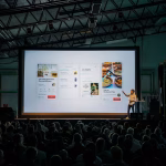 Presentación empresarial ante una audiencia, imagen relacionada con herramientas de productividad con IA