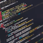 Código fuente en una pantalla de ordenador portátil