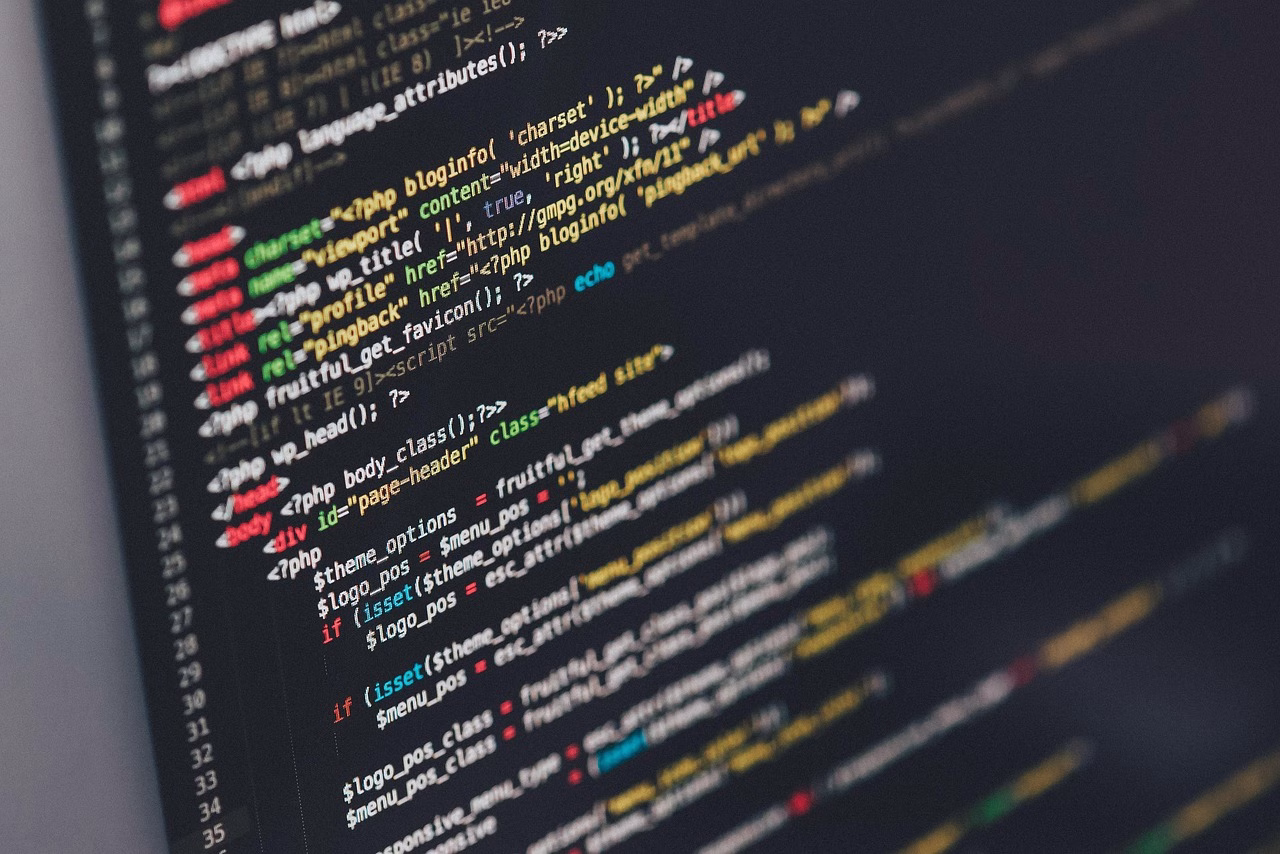 Código fuente en una pantalla de ordenador portátil