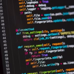Programador revisando código en un portátil como referencia a seguridad de modelos de IA